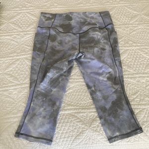 Athleta salutation stash pocket ll capri leggings. Sz LG petite